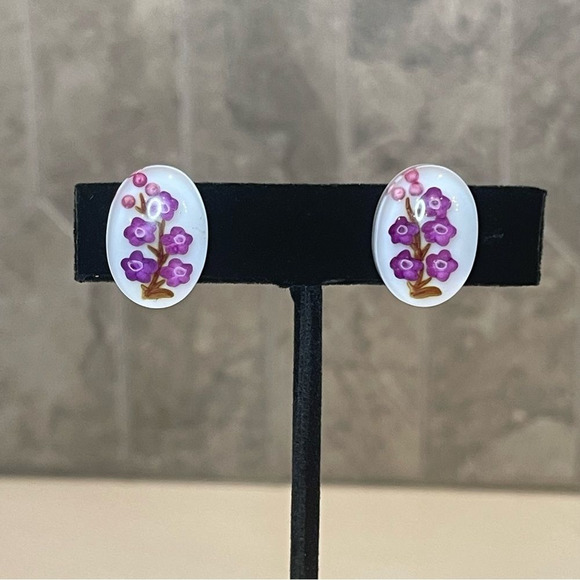 VINTAGE floral clear lucite screw back earrings BEAUTIFUL unique and unusual - Picture 3 of 8